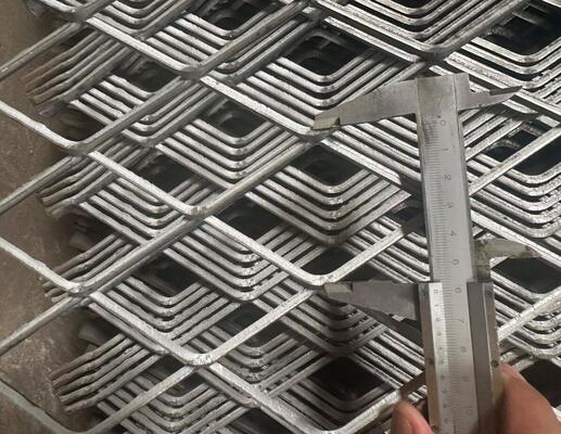 Diamantgatvorm Uitgebreid metalen gaas 0,5-6,0 mm Dikte Vlak oppervlak Voor decoratie