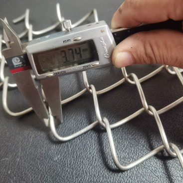 SS316 Kettingdraadgaas met uitstekende roestwerende prestaties voor kustgebieden met zoutnevel en weerstand tegen zuur- en alkalicorrosie